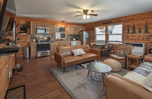 Long Barn Cabina | Escape to a cozy cabin in the pines where you can unwind, relax, and reconnect with nature.
