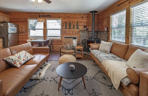 Long Barn Cabina | Escape to a cozy cabin in the pines where you can unwind, relax, and reconnect with nature.