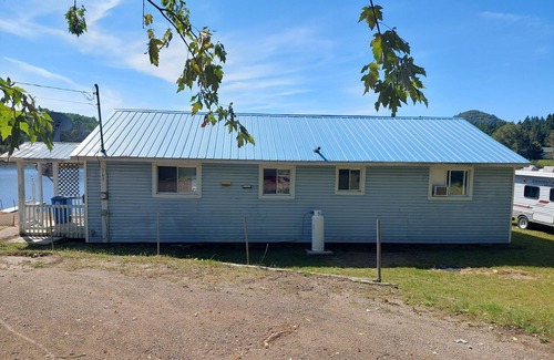 Bowman Cabaña | Escape to a Peaceful Waterfront Cottage with an Amazing View on the Lake-fishing