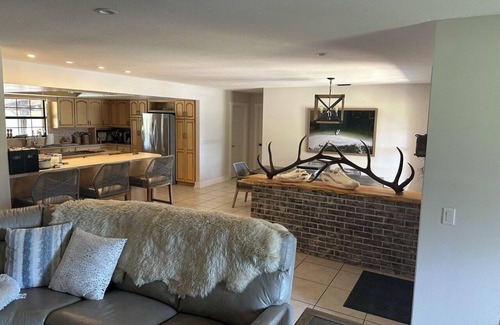 Englewood Casa | Escape to a Secluded 3-Bedroom Ranch Home with Pool, Billiards & Nearby Beaches
