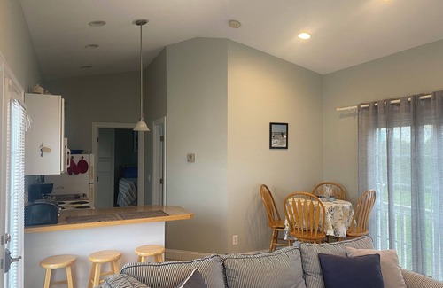 Misquamicut Condominio | Escape to coastal bliss in this charming condo in Westerly—your perfect getaway!