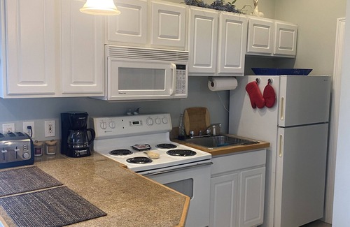 Misquamicut Condominio | Escape to coastal bliss in this charming condo in Westerly—your perfect getaway!