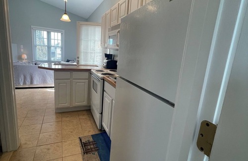 Misquamicut Condominio | Escape to coastal bliss in this charming condo in Westerly—your perfect getaway!