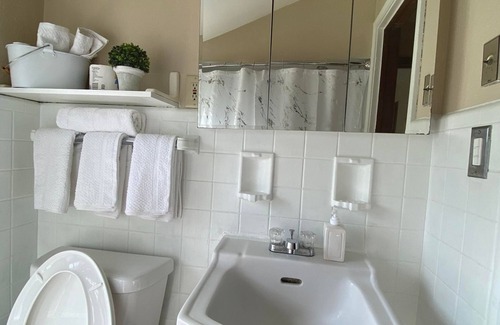 Wauwatosa Casa | Escape to Comfort: Live like a Local