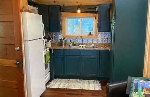 Squaw Lake Cabina | Escape to cozy, secluded lakefront cabin in the north woods