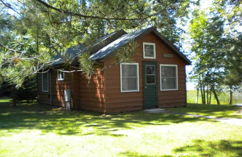 Squaw Lake Cabina | Escape to cozy, secluded lakefront cabin in the north woods