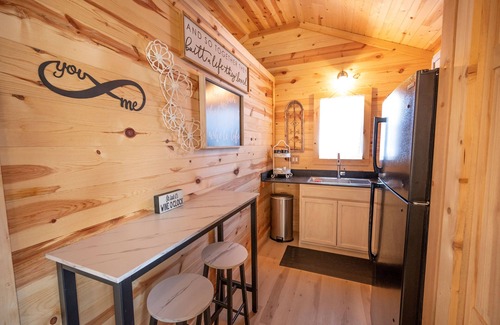 Fredericksburg Cabina | Escape to Fredericksburg's charm, and stay in the Hill Country