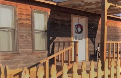 Fredericksburg Cabina | Escape to Fredericksburg's charm, and stay in the Hill Country
