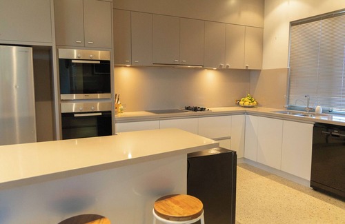 West Busselton Casa | Escape to Kings Cabin for laid-back coastal living and stunning ocean views.