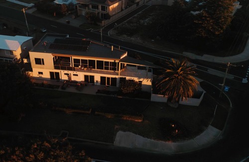 West Busselton Casa | Escape to Kings Cabin for laid-back coastal living and stunning ocean views.