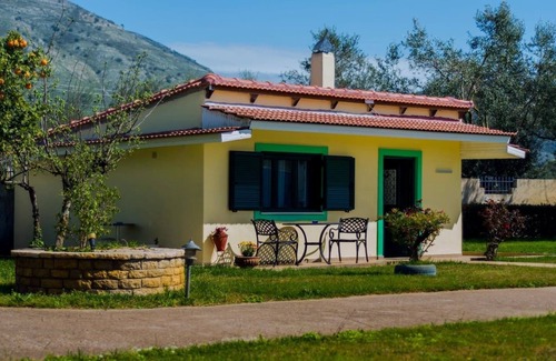 Aitoliko Villa | Escape to Kipos: Villa con piscina privada cerca de Mesologgi