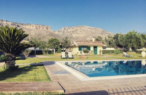 Aitoliko Villa | Escape to Kipos: Villa con piscina privada cerca de Mesologgi
