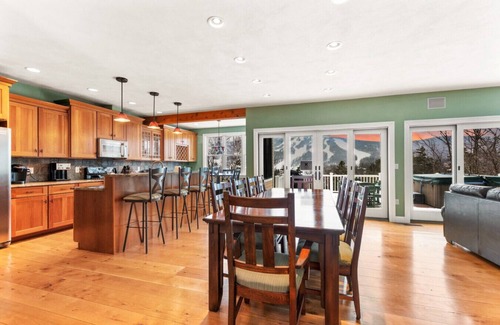 West Dover Chalet De Esquí | Escape to Mountainview Haven: Spacious Retreat with Hot Tub at Mount Snow