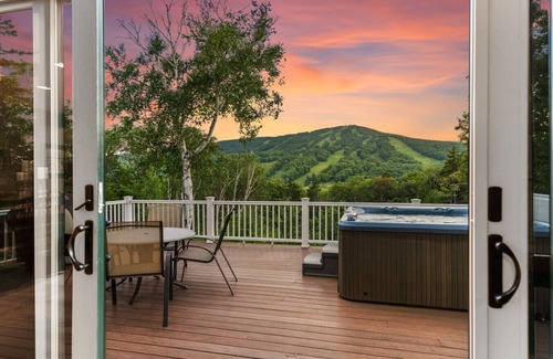 West Dover Chalet De Esquí | Escape to Mountainview Haven: Spacious Retreat with Hot Tub at Mount Snow