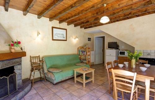 La Versanne Cabaña | Gîte familial proche forêt, terrasse, cheminée, salle de jeux, télétravail, nature et détente.