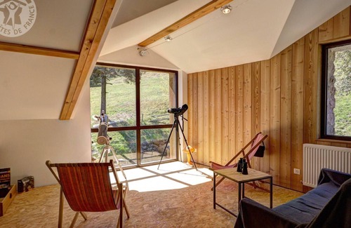 La Versanne Cabaña | Gîte familial proche forêt, terrasse, cheminée, salle de jeux, télétravail, nature et détente.