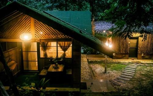 Kampung Ulu Dong Chalet De Esquí | Escape to Nature Cozy Terrace Room by the River