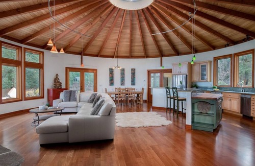 Nevada City Casa | Escape to Nevada City’s Round House Retreat.