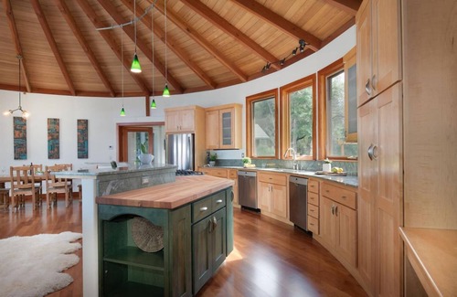Nevada City Casa | Escape to Nevada City’s Round House Retreat.