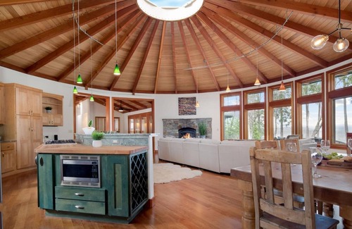Nevada City Casa | Escape to Nevada City’s Round House Retreat.