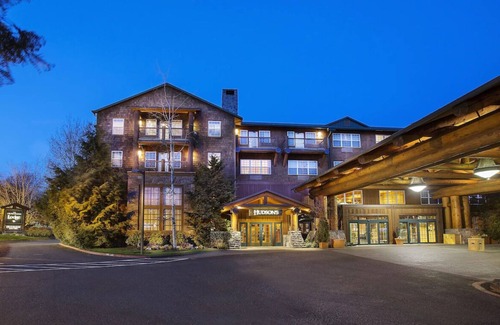 Vancouver Casa | Escape to Our Rustic Hotel w/ Private Fireplace, Balcony and Jacuzzi