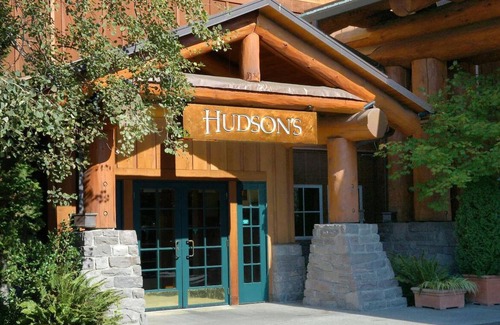 Vancouver Casa | Escape to Our Rustic Hotel w/ Private Fireplace, Balcony and Jacuzzi