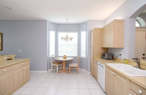 Naples Condominio | ESCAPE TO PARADISE! 2 Bed + Den/2 Bath First-Floor SEASONAL Condo in The Strand