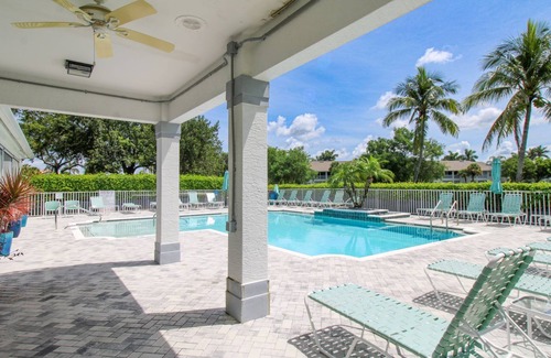 Naples Condominio | ESCAPE TO PARADISE! 2 Bed + Den/2 Bath First-Floor SEASONAL Condo in The Strand