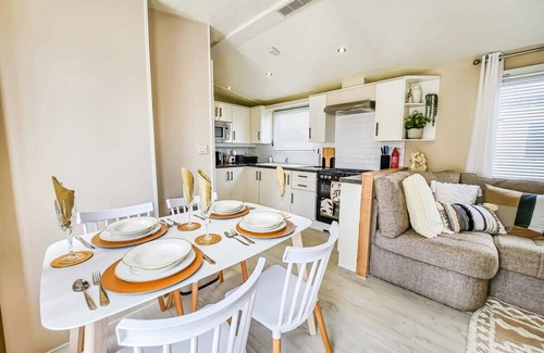 Pevensey Chalet De Esquí | Escape to Paradise at Pevensey Bay Holiday Park