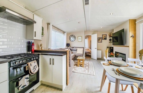 Pevensey Chalet De Esquí | Escape to Paradise at Pevensey Bay Holiday Park