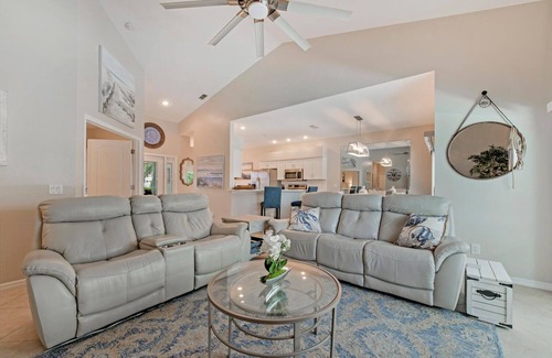 Naples Casa | Escape to Paradise: Luxurious 3 Bed/2 bath w/ Pool