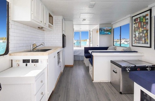 Stocking Island Alquiler De Eote | Escape to Pineapple! Enchanting 1-bedroom house boat in George Town.