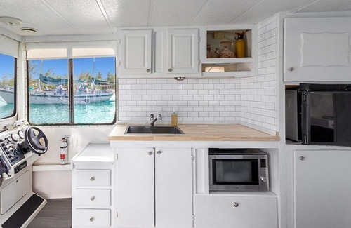 Stocking Island Alquiler De Eote | Escape to Pineapple! Enchanting 1-bedroom house boat in George Town.