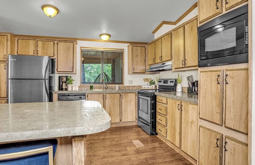 Munds Park Cabina | Escape to Pinewood Canyon Cabin, an inviting 2BR/2BA retreat nestled in the pines of Munds Park. With warm interiors, a relaxing deck with views, and direct forest access, it’s the perfect basecamp for year-round adventure and mountain serenity.