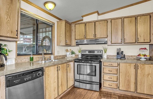 Munds Park Cabina | Escape to Pinewood Canyon Cabin, an inviting 2BR/2BA retreat nestled in the pines of Munds Park. With warm interiors, a relaxing deck with views, and direct forest access, it’s the perfect basecamp for year-round adventure and mountain serenity.