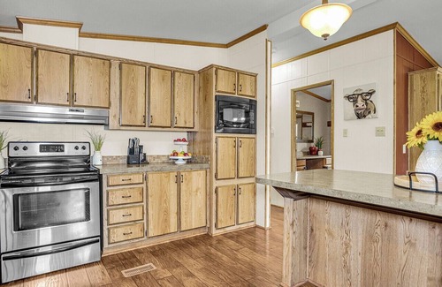 Munds Park Cabina | Escape to Pinewood Canyon Cabin, an inviting 2BR/2BA retreat nestled in the pines of Munds Park. With warm interiors, a relaxing deck with views, and direct forest access, it’s the perfect basecamp for year-round adventure and mountain serenity.