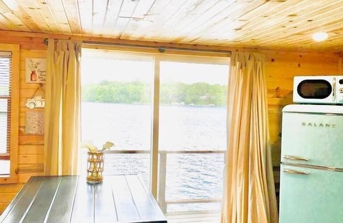 Alexandria Cabina | Escape to Romance: Discover Your Serene Retreat at Lake Victoria's Cozy Cabin