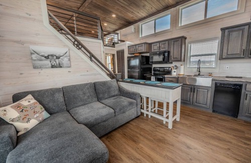 Fredericksburg Complejo | Escape to serene country living at Enchanted Haus in Fredericksburg, TX!