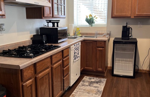 Burbank Casa | Escape to Serenity: Charming home King+Queen near Ponca Park