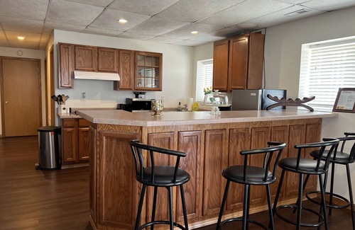 Burbank Casa | Escape to Serenity: Charming home King+Queen near Ponca Park