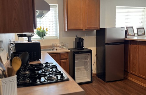 Burbank Casa | Escape to Serenity: Charming home King+Queen near Ponca Park
