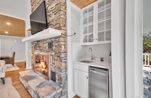 Lake Toxaway Casa | Escape to Serenity: Lakefront Paradise Awaits! AMENITIES INCLUDED