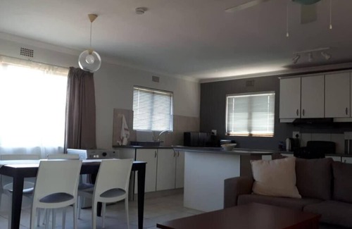 Durban North Apartamento | Escape to serenity at our enchanting 2-bedroom cottage nestled in Glen Anil.