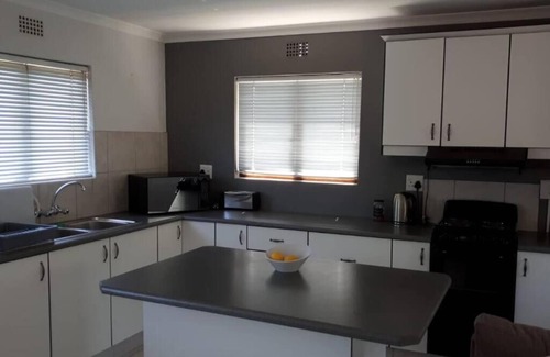 Durban North Apartamento | Escape to serenity at our enchanting 2-bedroom cottage nestled in Glen Anil.