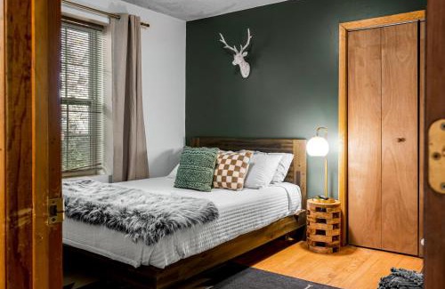 Chalet Village Chalet De Esquí | Escape to Sugar Chalet: The Rustic Modern Retreat