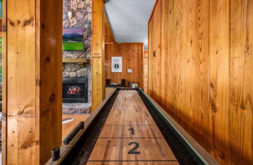 Chalet Village Chalet De Esquí | Escape to Sugar Chalet: The Rustic Modern Retreat