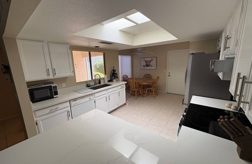 Westbrook Village Condominio | Escape to sunny Phoenix!