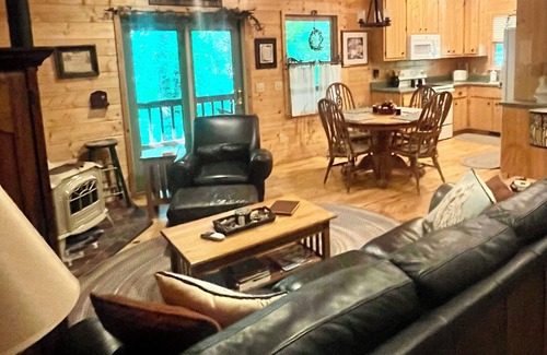 Blairsville Cabina | Escape to the Beautiful Cool Mountains of North Ga Beautifully decorated