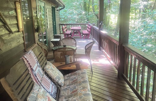 Blairsville Cabina | Escape to the Beautiful Cool Mountains of North Ga Beautifully decorated