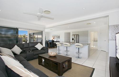 Broadbeach Waters Casa | Escape to the Coast